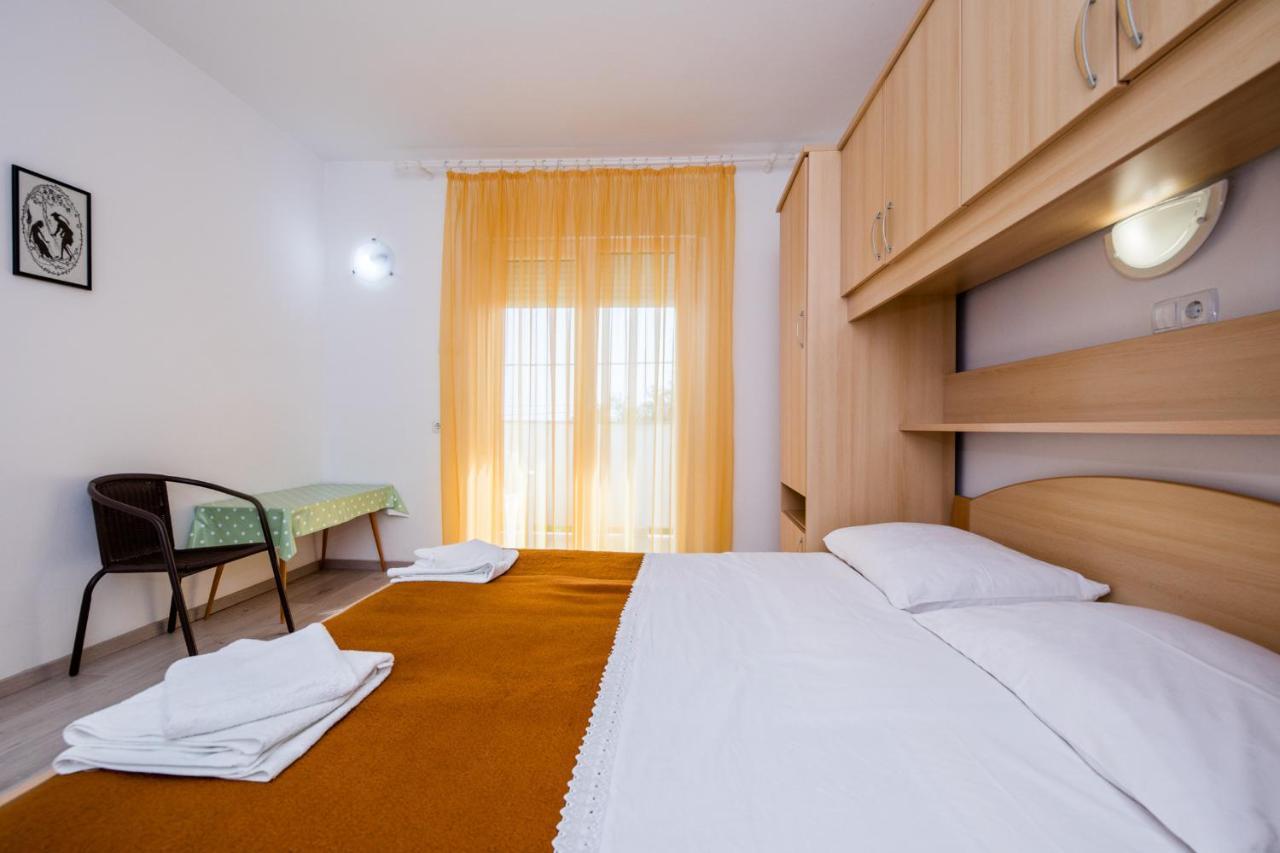 Apartments Mladenka In Banjol Kültér fotó