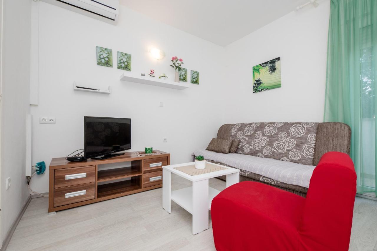 Apartments Mladenka In Banjol Kültér fotó