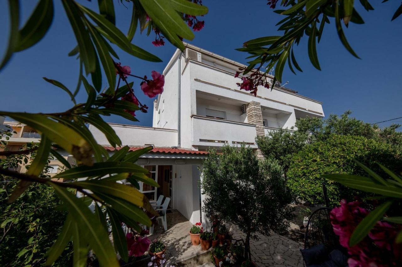 Apartments Mladenka In Banjol Kültér fotó