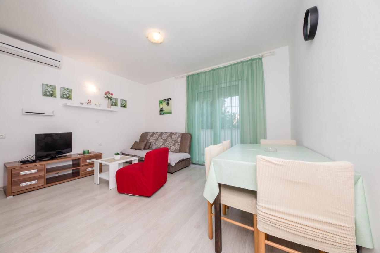Apartments Mladenka In Banjol Kültér fotó