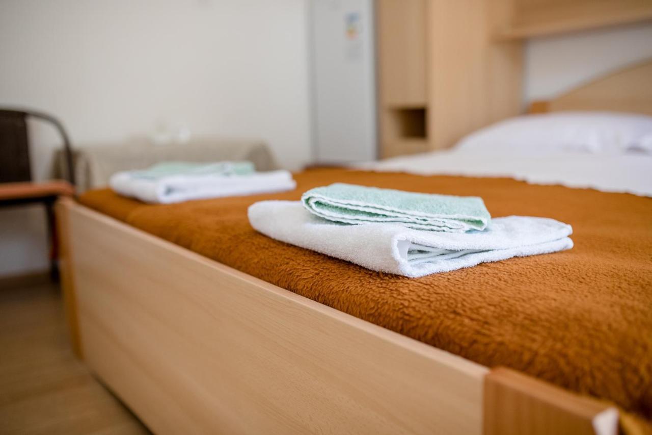 Apartments Mladenka In Banjol Kültér fotó
