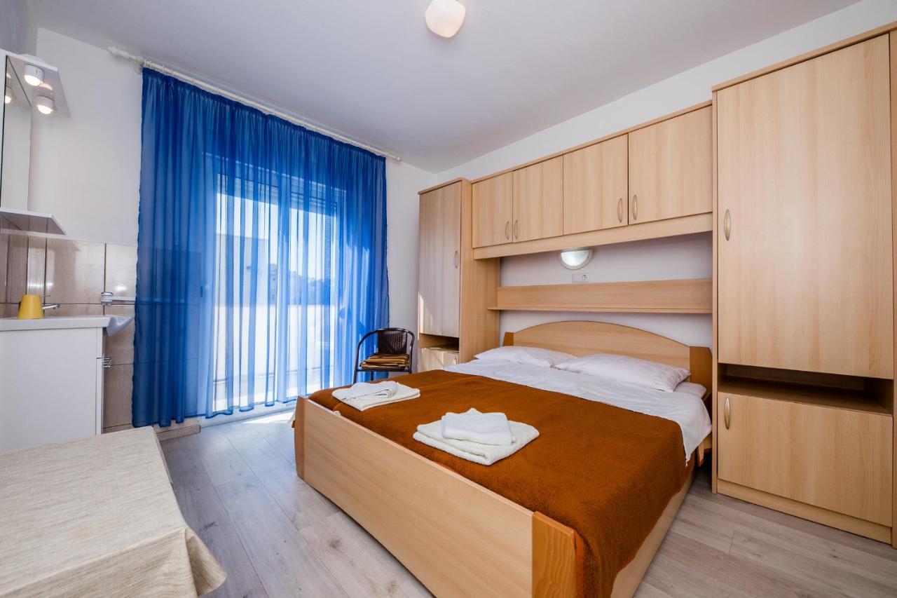 Apartments Mladenka In Banjol Kültér fotó