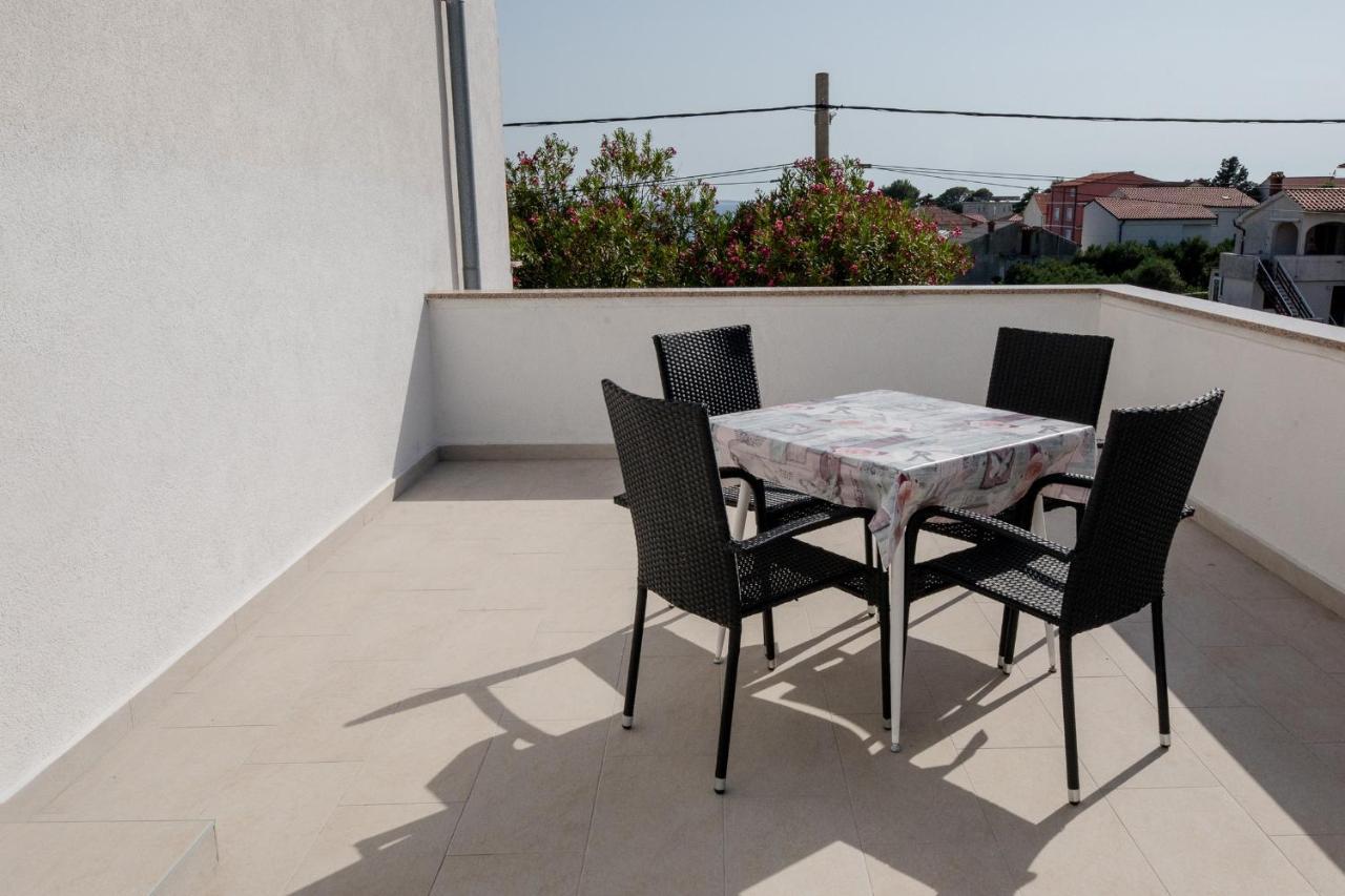 Apartments Mladenka In Banjol Kültér fotó