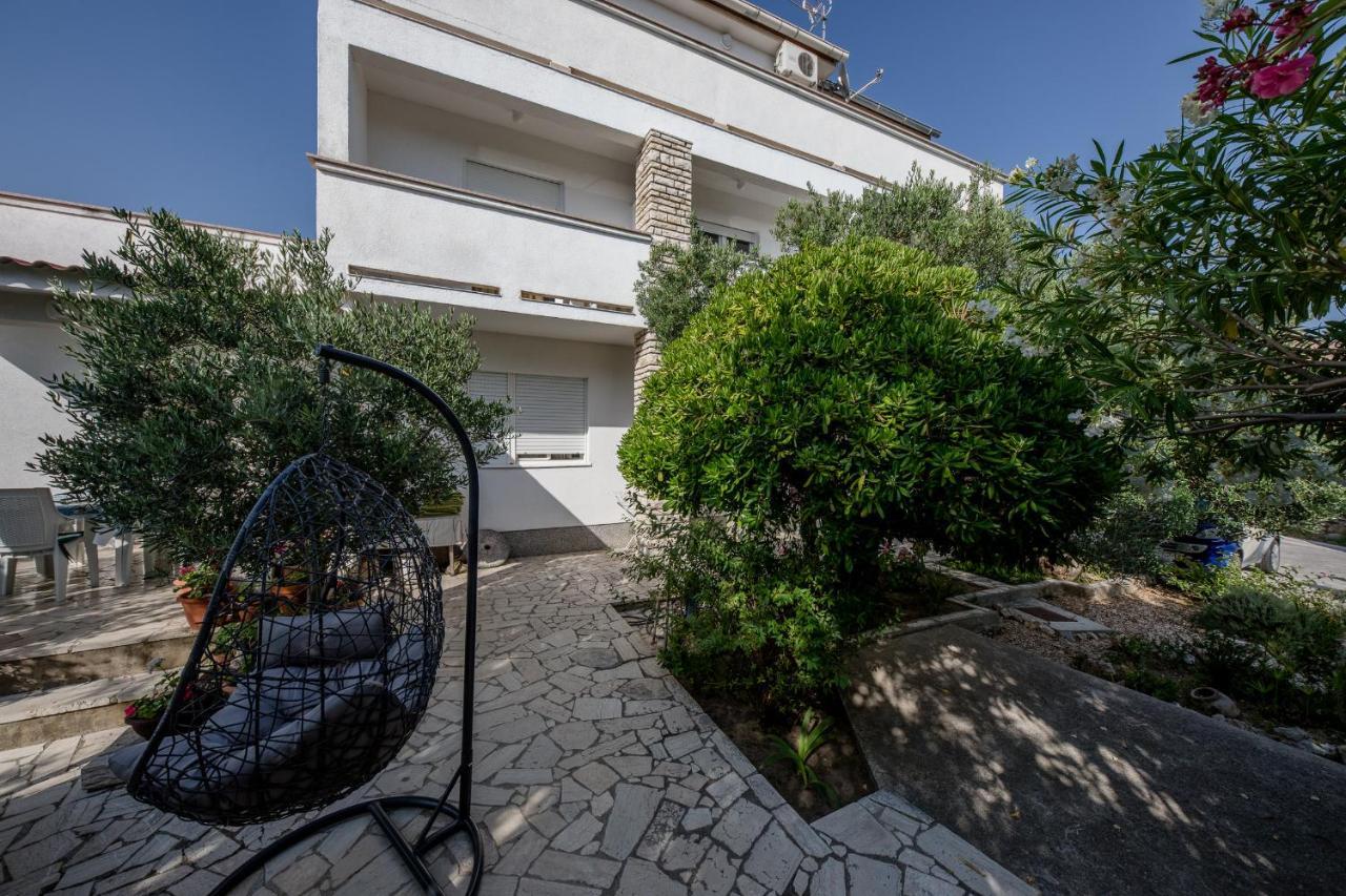 Apartments Mladenka In Banjol Kültér fotó