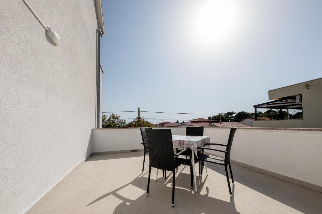 Apartments Mladenka In Banjol Kültér fotó