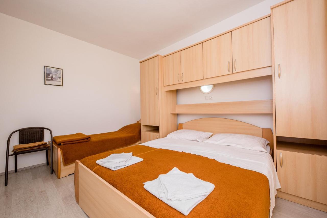 Apartments Mladenka In Banjol Kültér fotó