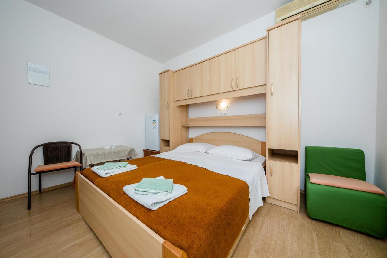Apartments Mladenka In Banjol Kültér fotó